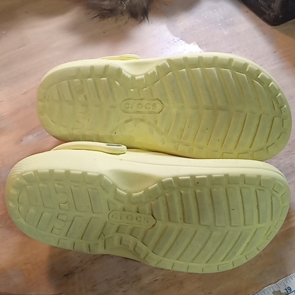 (Buy 3 Pairs For $5.00) Yellow crocs , men size 9 / wonens size 8 - Picture 5 of 6